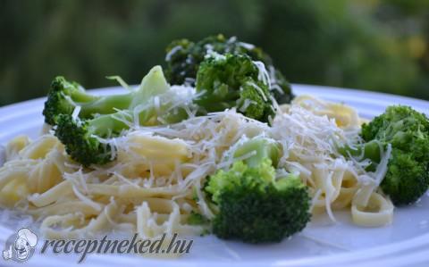 Krémsajtos Fettucini tészta brokkolival