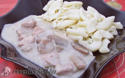 Tejszínes-gombás pulyka apró pecsenye