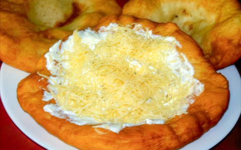 Tejfölös lángos