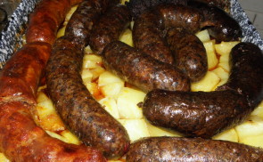 Sült hurka, kolbász vele sült krumplival
