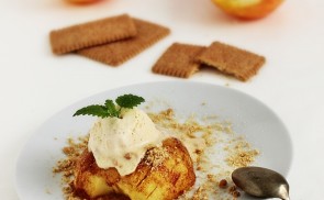 Fahéjas sült alma kekszmorzsával és vanília fagylalttal