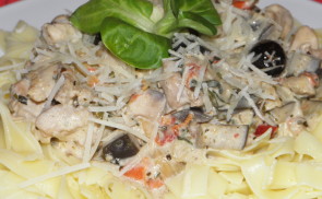 Mediterrán csirkeragu sajtszósszal