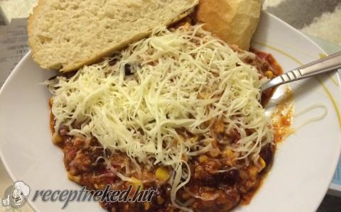 Mexikói chilis bab házi kenyérrel