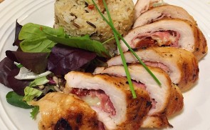 Csirketekercsek aszalt paradicsommal és mozzarellával