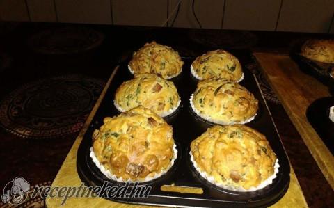 Medvehagymás- sonkás muffin