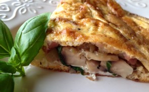 Bazsalikomos-baconos-gombás omlett