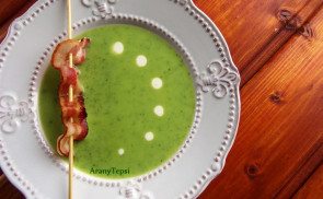 Újhagymás medvehagymaleves baconszalaggal