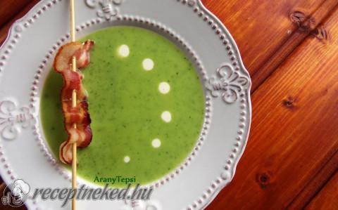 Újhagymás medvehagymaleves baconszalaggal