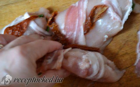 Baconbe göngyölt csirke