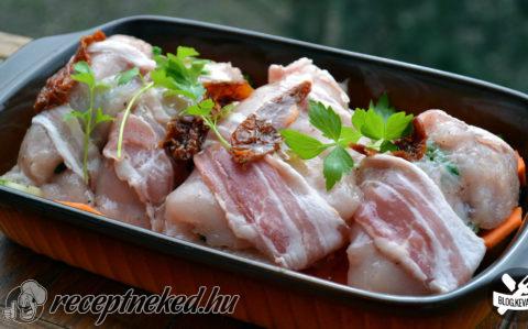 Baconbe göngyölt csirke