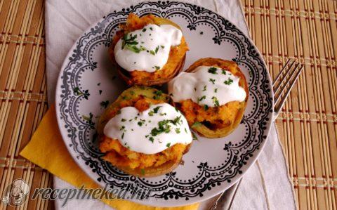 Sütőtökös töltött krumpli sajttal, bacon-nel, zsályával, szezámos mártogatóssal