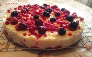 Tejbegrízes túrótorta pudinggal, erdei gyümölccsel