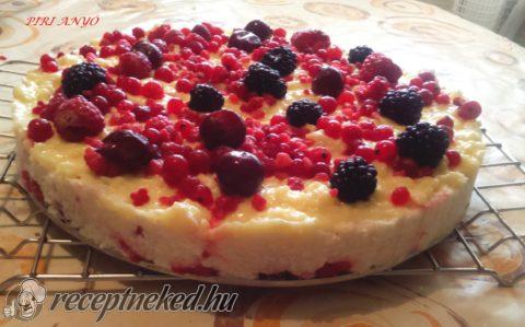 Tejbegrízes túrótorta pudinggal, erdei gyümölccsel