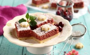Piskótás meggyes linzer