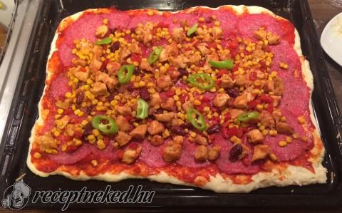 Mindent bele pizza