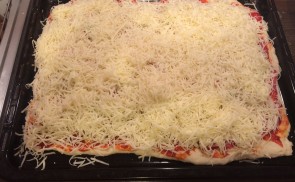 Mindent bele pizza