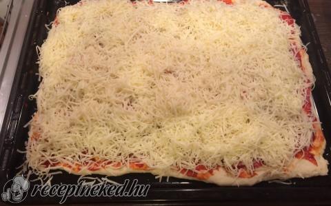 Mindent bele pizza