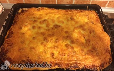 Mindent bele pizza