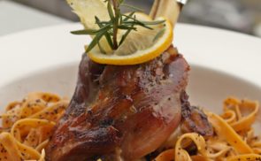 Édes-csípős báránycsülök citromos-mákos tagliatellével