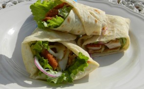 Tortilla rántott csirkével, salátával