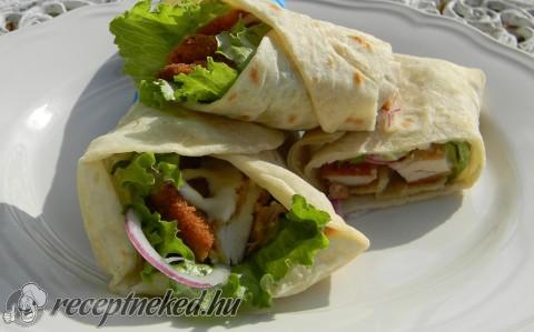 Tortilla rántott csirkével, salátával