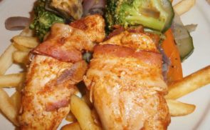 Baconbe tekert csirkemell pikáns fűszerezéssel