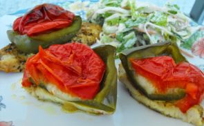 Mozzarellagyöngy paprikakagylóban, csirkemell ágyon