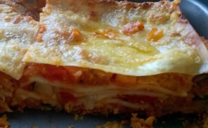 Vöröslencsés, zöldséges vegetáriánus lasagne