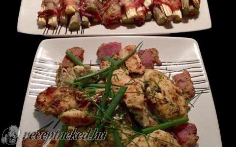 Fokhagymás-mustáros csirkemell steak és baconbe göngyölt spárga