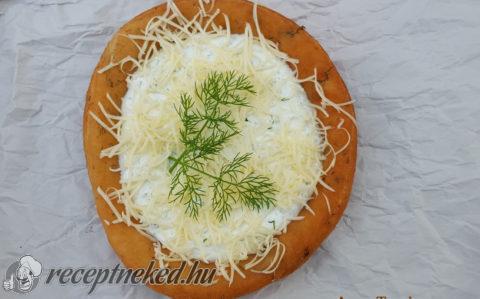 Duplán kapros lángos