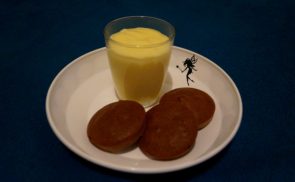 Vanília puding kakaós piskótatallérral