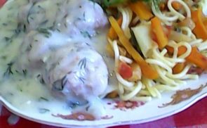 Húsgombócok kapormártásban, zöldséges spagettivel
