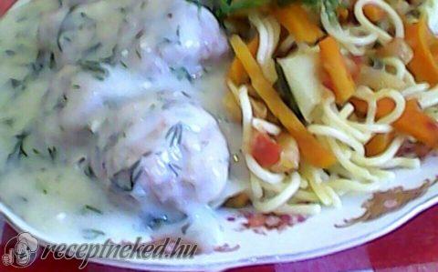 Húsgombócok kapormártásban, zöldséges spagettivel