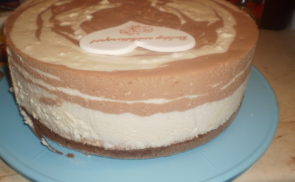 Csíkos tejszínes túrós torta