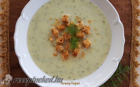 Egyszerű kaporleves pirított kenyérkockákkal