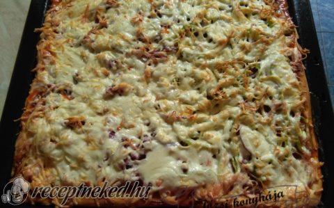 Baconos kolbászos pizza tepsiben sütve