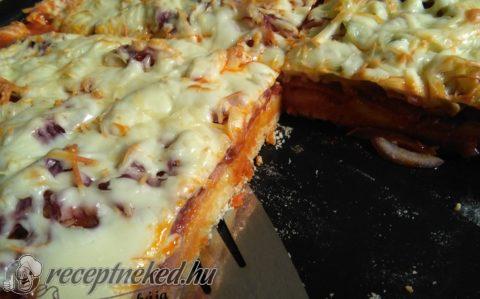 Baconos kolbászos pizza tepsiben sütve