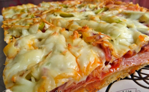 Baconos kolbászos pizza tepsiben sütve