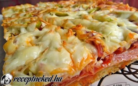 Baconos kolbászos pizza tepsiben sütve