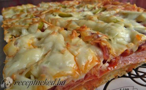 Baconos kolbászos pizza tepsiben sütve