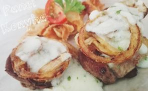 Fokhagymás hús falatkák sült hagymakarikákkal, parmezánszósszal