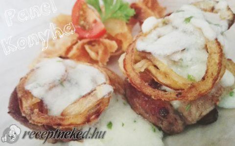 Fokhagymás hús falatkák sült hagymakarikákkal, parmezánszósszal