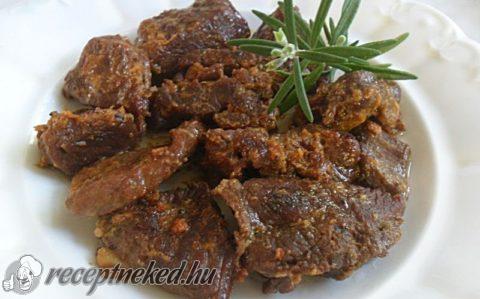 Fokhagymás báránysült vegyes körettel, vegyes friss salátával