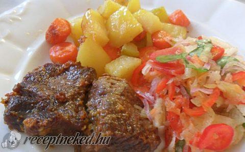 Fokhagymás báránysült vegyes körettel, vegyes friss salátával
