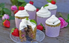 Mogyorós fehércsokis epres cupcake