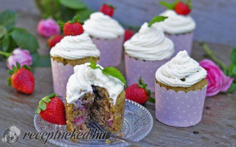 Mogyorós fehércsokis epres cupcake