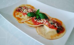 Tönköly ravioli fokhagymás túróval töltve