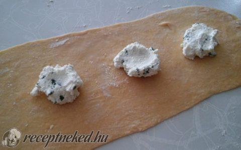 Tönköly ravioli fokhagymás túróval töltve