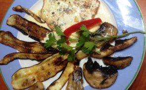 Tejszínes fokhagymás sertés sült, grillezett zöldségekkel