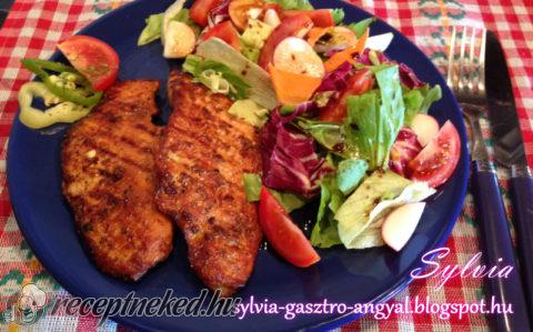 Mézes-fokhagymás csirkemell steak balzsamecetes friss salátával
